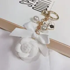 【新品】ホワイト カメリアキーホルダー☆パール&リボン付き
