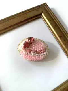 ビーズ刺繍ブローチ　ぷっくりマカロン　ピンク