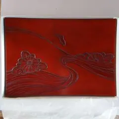 赤い漆器 花と波の彫刻
