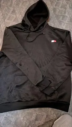 ブラック フード付きパーカー ロゴ付き