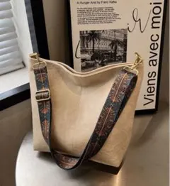 PUレザー　ショルダーバッグ　アイボリー　斜めがけ 軽量