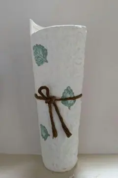 ペーパー調　緑色の葉のデザインの花瓶