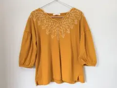 刺繍トップス マスタード 七分袖 ゆったり　トップス 大人かわいい
