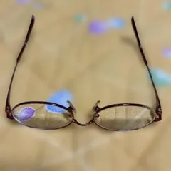 赤いメタルフレームの度ありメガネ