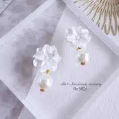 No.5826　ホワイトフラワー　白　つやパール　ピアス/イヤリング