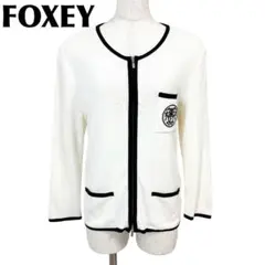 【美品】FOXEY ジップアップ ノーカラーカーディガン オフホワイト ワッペンのサムネイル
