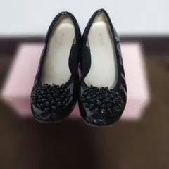 ブラックビーズ装飾フラットシューズ
