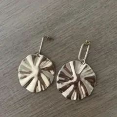 シルバー 波状テクスチャー ラウンドピアス