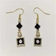 【No.35】No.5 香水フラワー 二連ピアス ブラックシャネルストーン