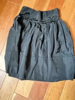 ツヤツヤ黒フレアスカート toccofloset