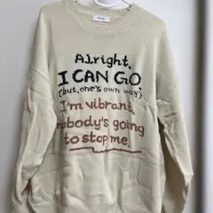 ロゴ入りクリーム色オーバーサイズニット