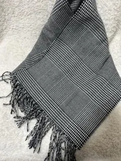 チェック柄マフラー ブラックとホワイト