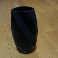 黒のガラス製の花瓶