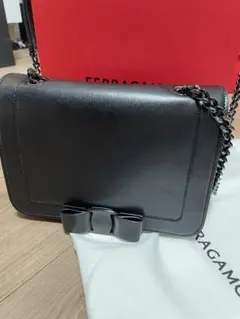 Ferragamo 黒 レザー ショルダーバッグ