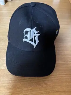 黒のベースボールキャップ ロゴ刺繍