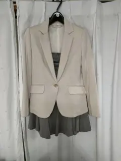 ベージュジャケットとグレーのスカートセットアップ