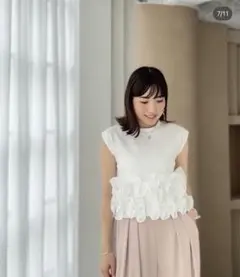 新品タグ付　yori フリルギャザージレ　ホワイト yori フリルギャザージレ - メルカリ
