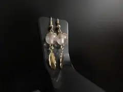 ローズクォーツ 鳥の羽根チャームピアス