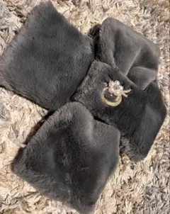 グレー ファー風マフラー パールブローチ付き