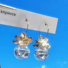 No.16 メタルゴールドフラワー×ウォーターインオーロラガラスドームピアス