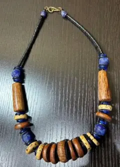 木製ビーズとレザーのネックレス