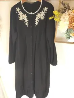 黒の長袖ワンピース 白い刺繍 冠婚葬祭　卒業式　お正月　クリスマス