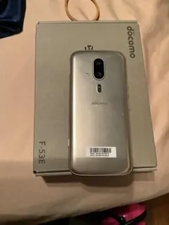 新品同様】らくらくスマートフォン F-53E ゴールド - メルカリ