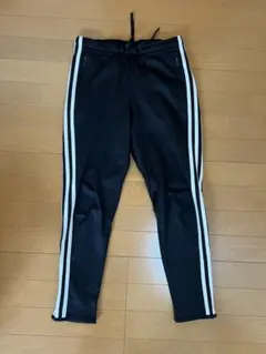 adidas 黒 ストライプ ジャージパンツ