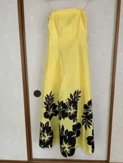 ハイビスカス柄の黄色いベアトップドレス