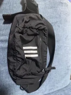adidas ブラック ボディバッグ