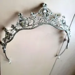 クリスタル装飾シルバーのティアラ