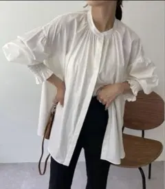 【美品】カプリシューレマージュ　袖シャーリングパフシャツ バンドカラー　白