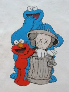 希少 コラボ ユニクロ UT KAWS セサミストリート Tシャツ ホワイト L