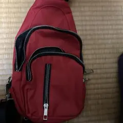 赤いナイロンボディバッグ 多ポケット