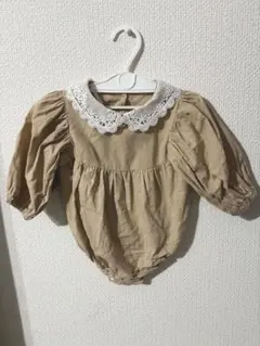ベージュ レース襟ロンパース　60〜70サイズ