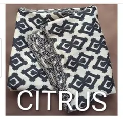 ❰美品❱ CITRUS 幾何学柄 シルク混 大判ストールのサムネイル