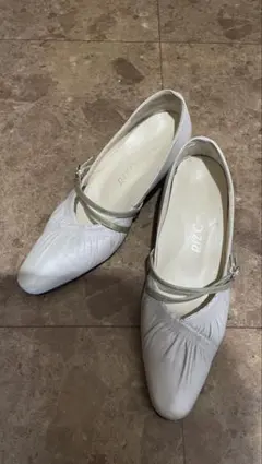 薄ベージュストラップ付きパンプス 中ヒールのサムネイル