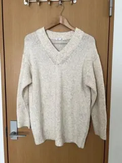 GU アイボリー Vネックニット Mサイズ