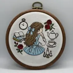 ハンドメイド 刺繍アート 童話風 少女 ティータイム 13.5cm　美女と野獣のサムネイル