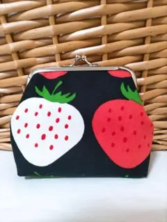 限定sale☆ハンドメイドがま口ポーチ 大きないちご☆