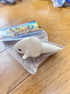 ホワイト 怪獣フィギュア 紫色の目