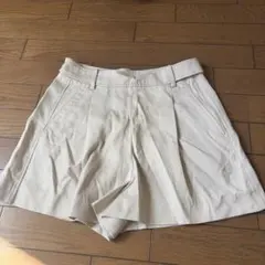 美品^_^ZARA ベージュ ショートパンツ