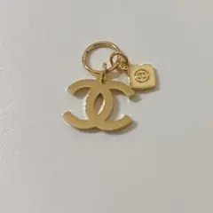 CHANEL シャネル　ホリデー限定 ロゴ チャーム　ゴールド