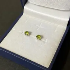 ８月誕生石　ユニセックス　シルバー　ペリドット風ピアス　一粒ピアス　グリーン　緑