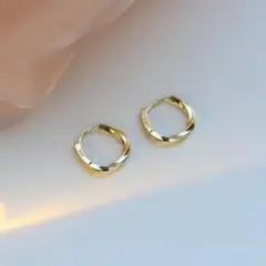 【シンプル】ステンレス　ゴールド✨　ミニフープピアス　ツイスト　つけっぱなし