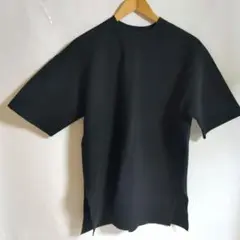 シンプル 黒 半袖Tシャツ スリット入り