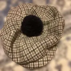 ポンポン付きグレー系チェックベレー帽