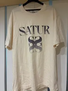SATUR ロゴプリント Tシャツ アイボリー