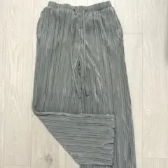 パンツGU カラーパンツ　フレアパンツ　シンプル　ライトブルー　水色　プリーツ