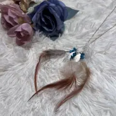 羽根とビーズのカジュアルネックレス　レディース　夏　秋　アクセサリー